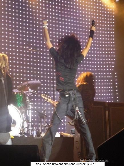cu o voce trista si cu o privire rugatoare, bill kaulitz (18) canta pe scena arena forest national