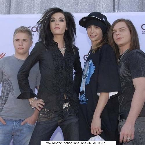 tokio hotel la trl mtv italia -modena 11 iulie 1:
p:vreti sa :salut tuturor care ne privesc